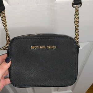 MICHAEL KORS BLACK CROSS BODY
